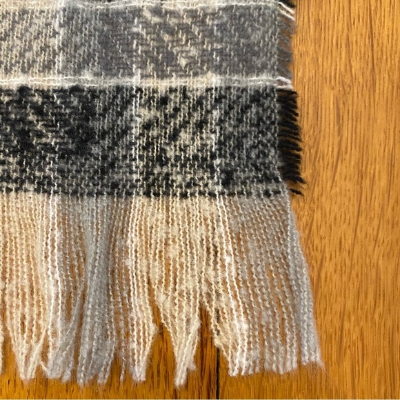 LULLA COLLECTION BY BINDYA Plaid Scarf Gray and Black Plaid Cozy Warm NEW - Picture 6 of 8